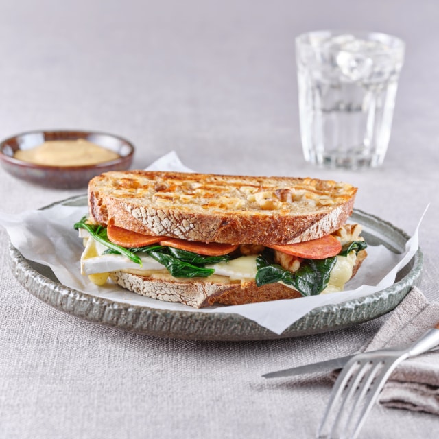 Tosti brie met honing mosterd en peperoni